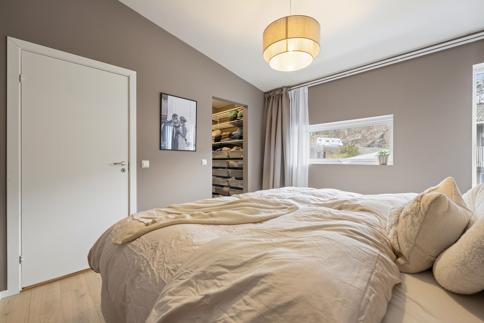 Soverommet har direkte tilknytning til garderobe/walk-in. Galleribilde