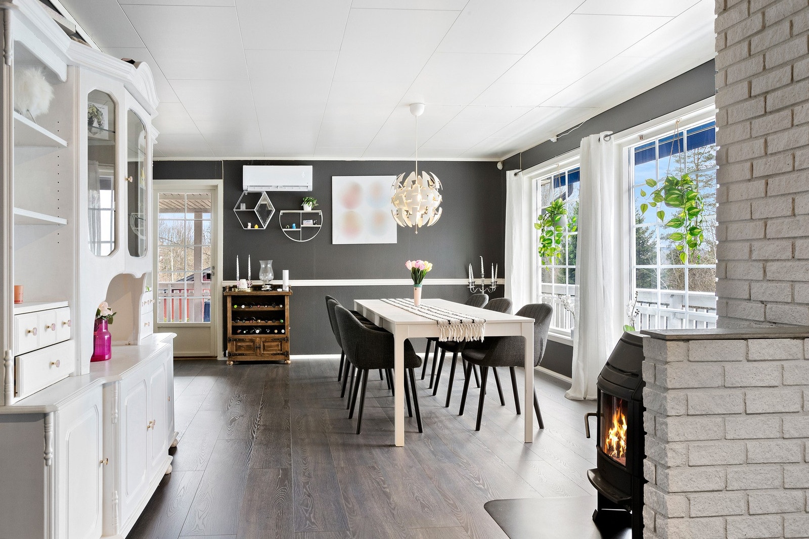 God plass til spisebord for familien og gjester Galleribilde