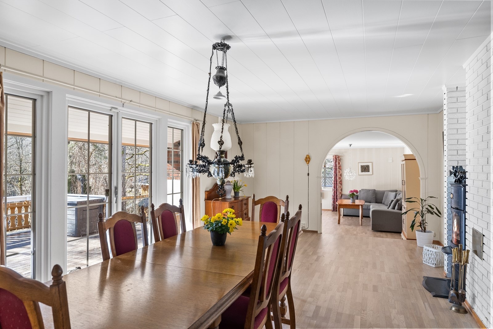 Boligen er opprinnelig fra 1970 og byr på ca. 350 m² bruksareal fordelt over tre etasjer. Galleribilde