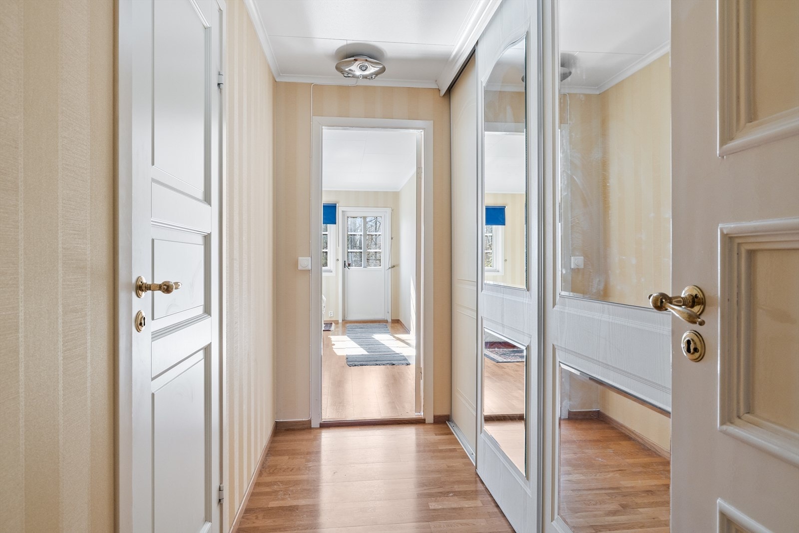 Hovedsoverommet ligger i 1. etasje. I gangen inn til soverommet har man skyvedørsgarderobe og walk-inn garderobe. Galleribilde