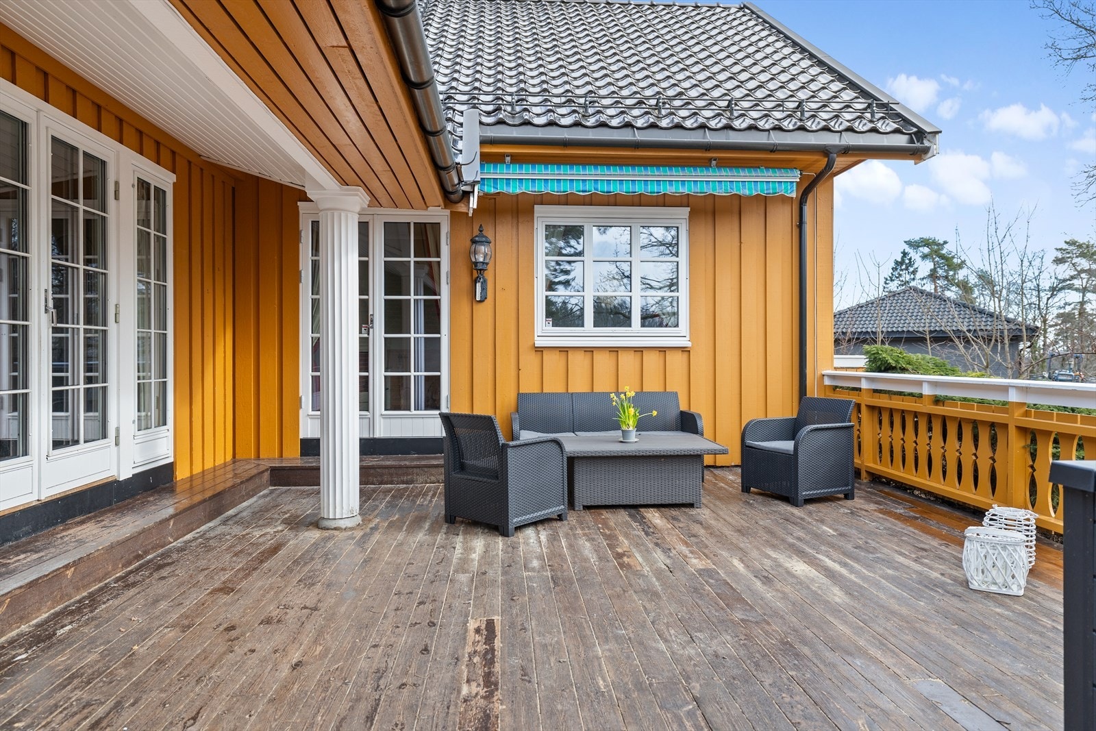 Det er også utgang fra spisestuen til denne terrassen. Galleribilde