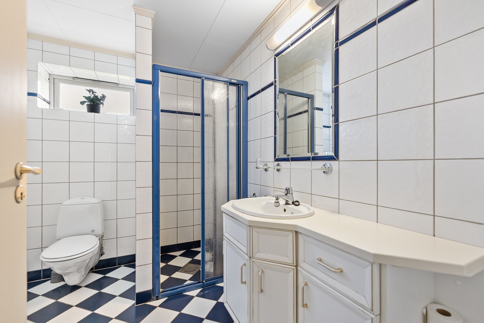Badet i kjeller er fra 2005 med flislagte overflater og varmekabler i gulv. Galleribilde