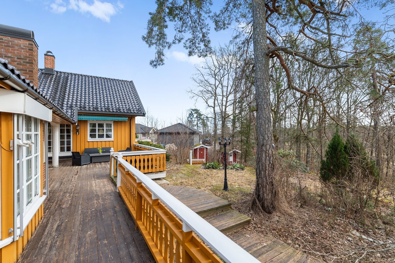 Ute finner du verandaer, platting og en stor tomt med gode solforhold -perfekt for både avslapning og sosiale sammenkomster. Galleribilde