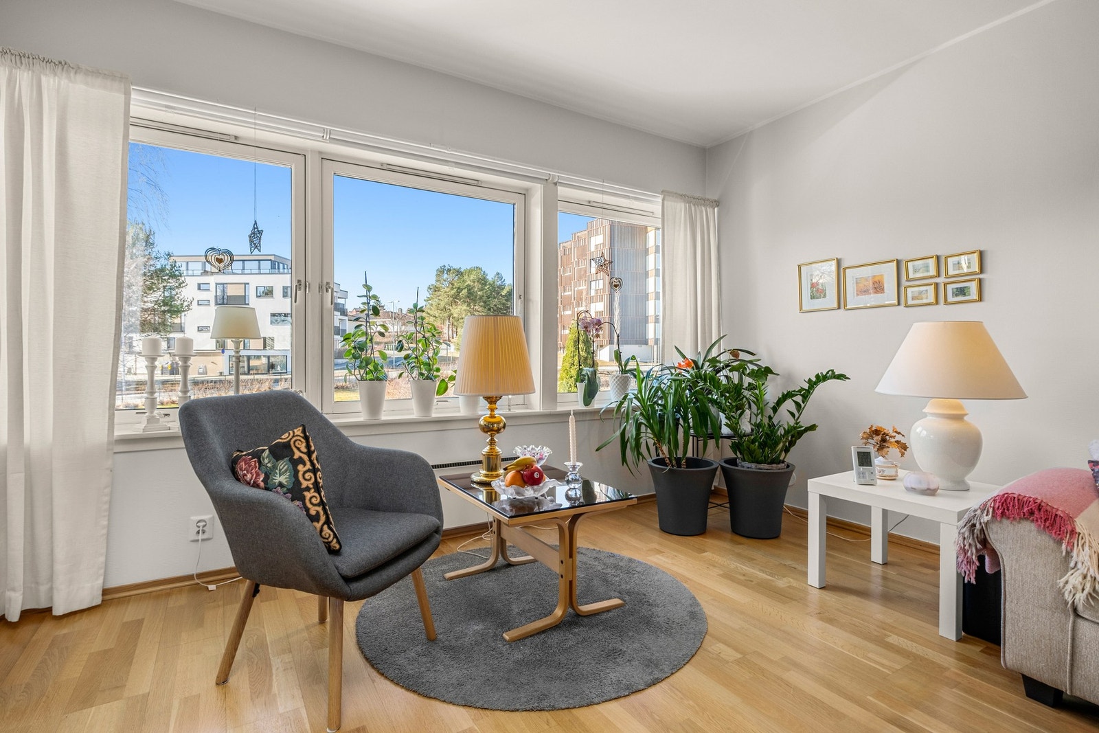 Store vindusflater som strekker seg langs hele veggen sikrer med rikelig naturlig lysinnslipp i rommet Galleribilde