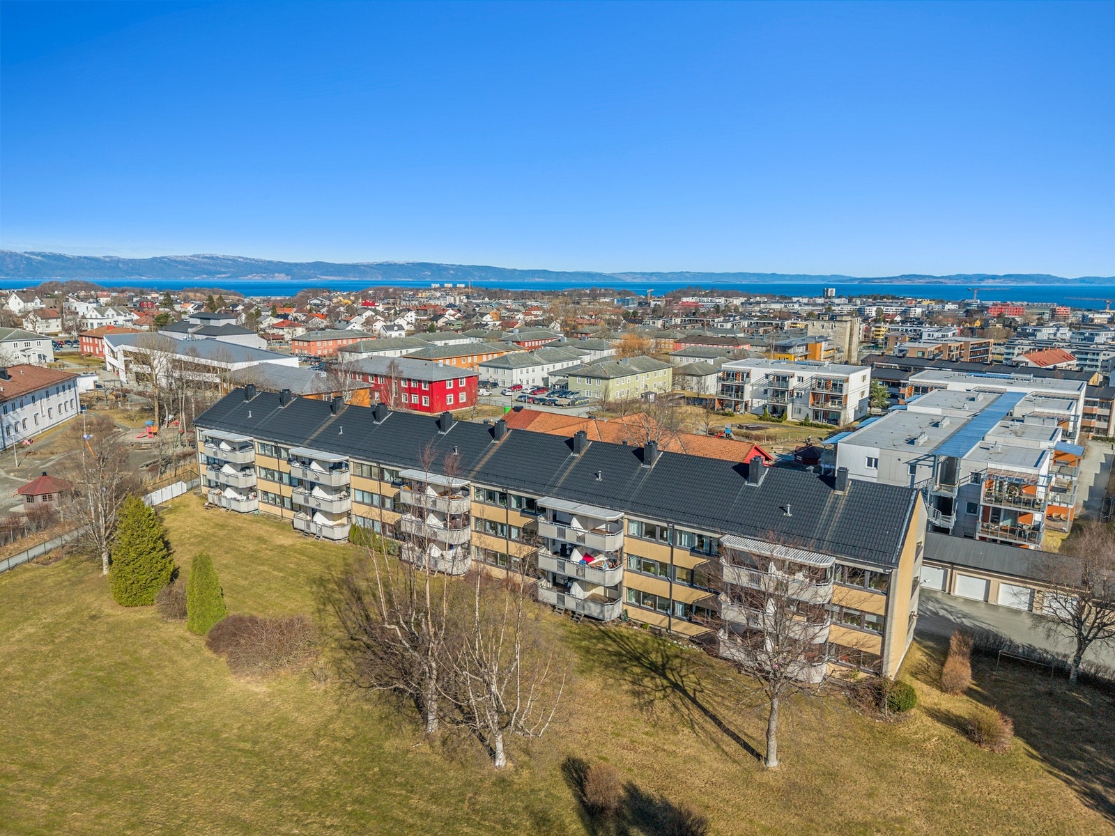 Her får du en tilbaketrukket beliggenhet, samtidig som det er kort avstand til både Trondheim sentrum, studiesteder, turområder og offentlig kommunikasjon. Galleribilde