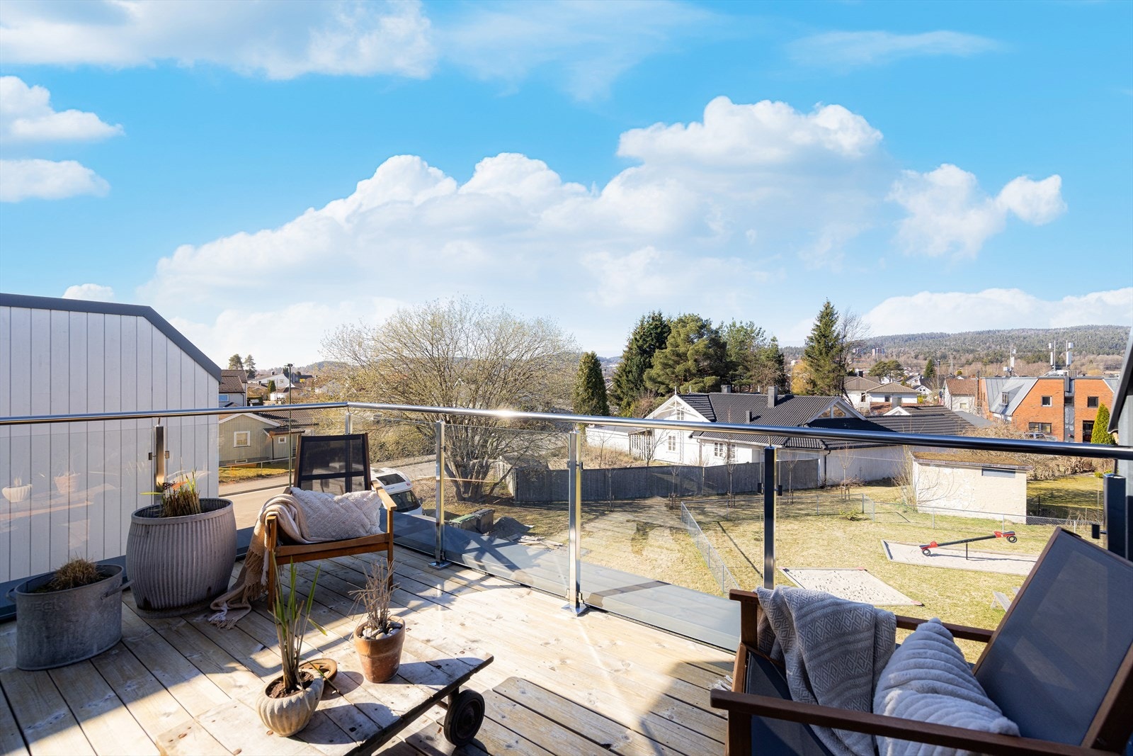 Stor og usjenert takterrasse. Galleribilde