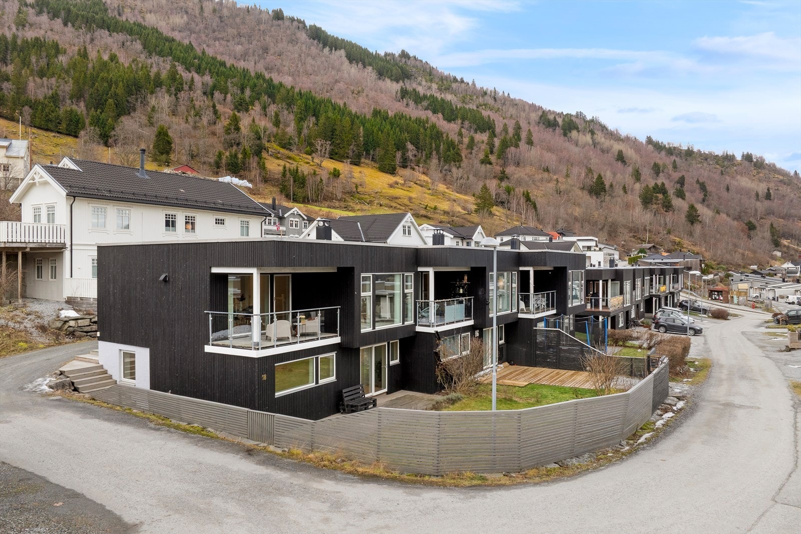 Praktisk endebustad på 2 plan med 3 soverom og 2 bad. Bustaden er ein del av eit sameige. Galleribilde