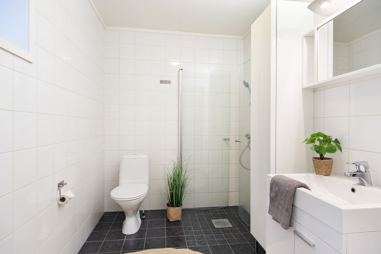 Badet som ligg like ved inngangen har flisar på golv og veggar, tak-ess plater i taket. På golv er det flis og elektriske varmekablar. Det er óg bad i underetasjen - alltid kjekt med eit ekstra toalett! Galleribilde