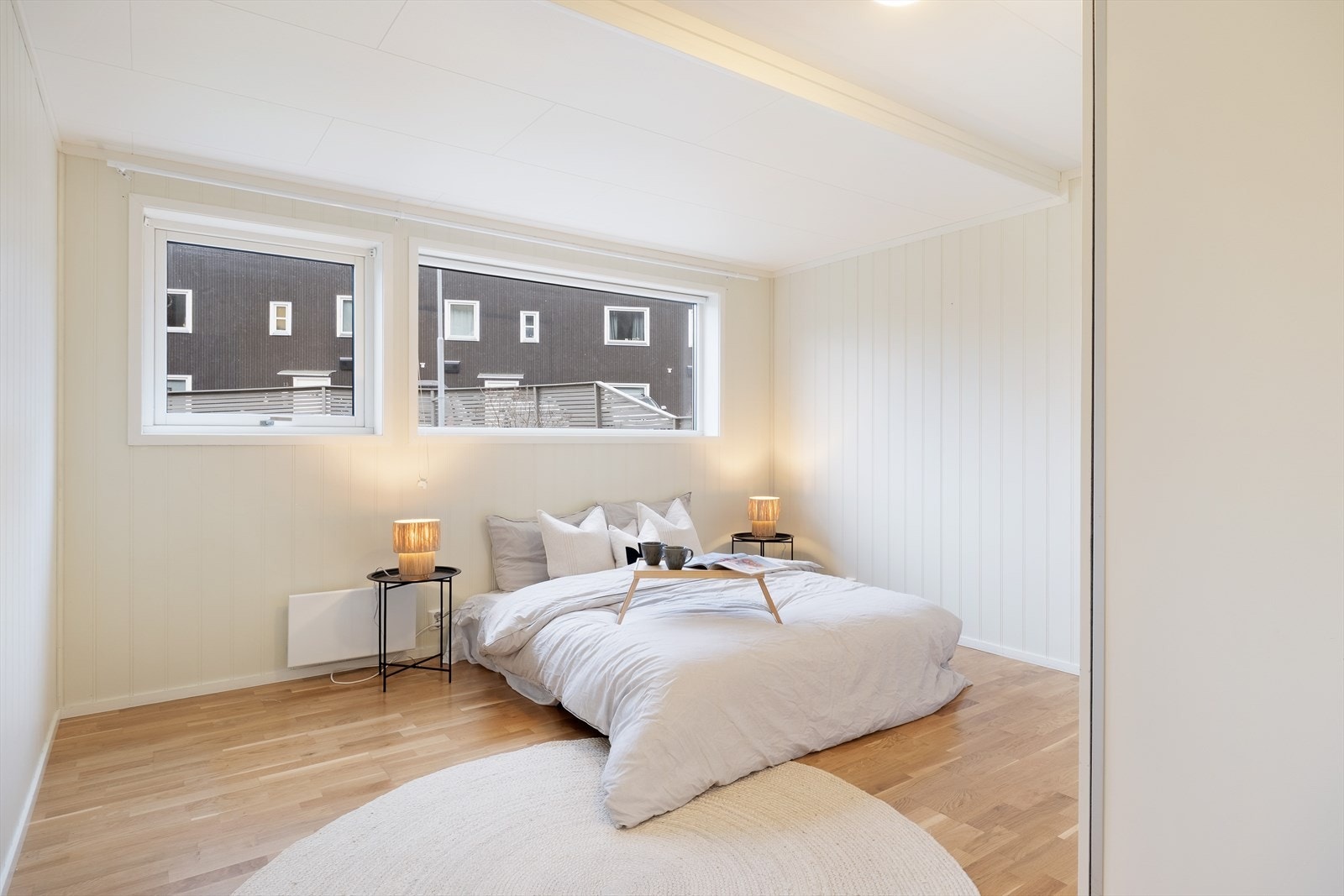 Stort behageleg soverom med vindauge som slepp inn mykje lys. Galleribilde
