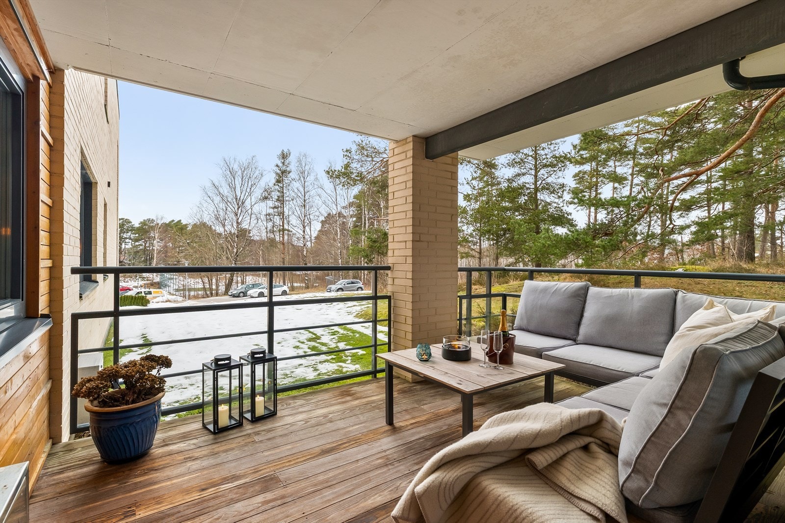 Leiligheten har en overbygd, vestvendt terrasse på ca. 11,1 m². Galleribilde