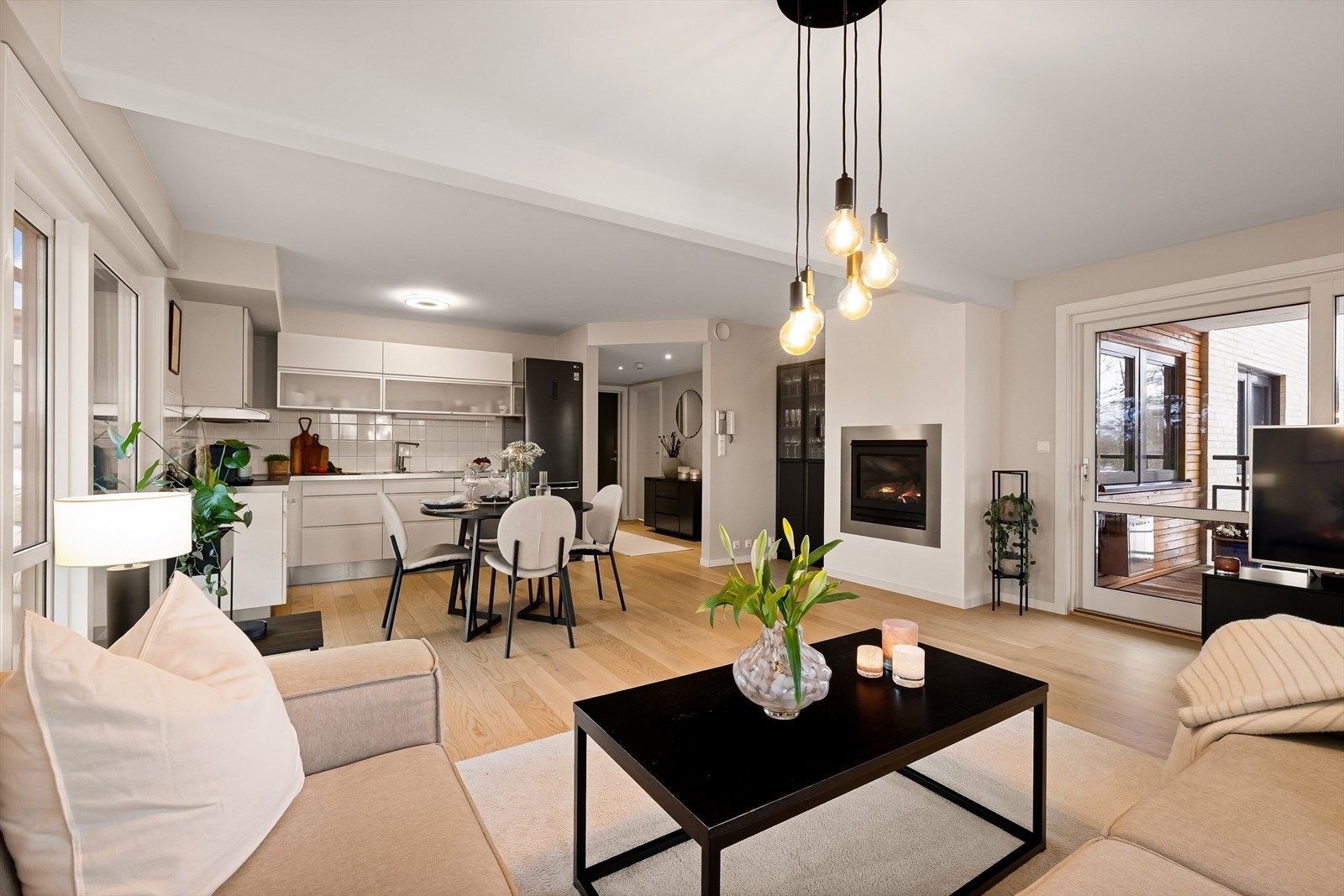 På den andre siden av stuen finner du utgang til uteplass nr. 2. Galleribilde