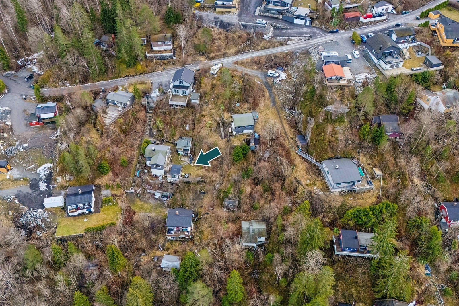 På eiendommen finnes også et mindre frittstående bygg som benyttes som anneks/uthus. Boligen har terrasse i med utgang fra stuen, hvor deler av terrassen er innglasset, samt en frittliggende platting på tomten. Galleribilde