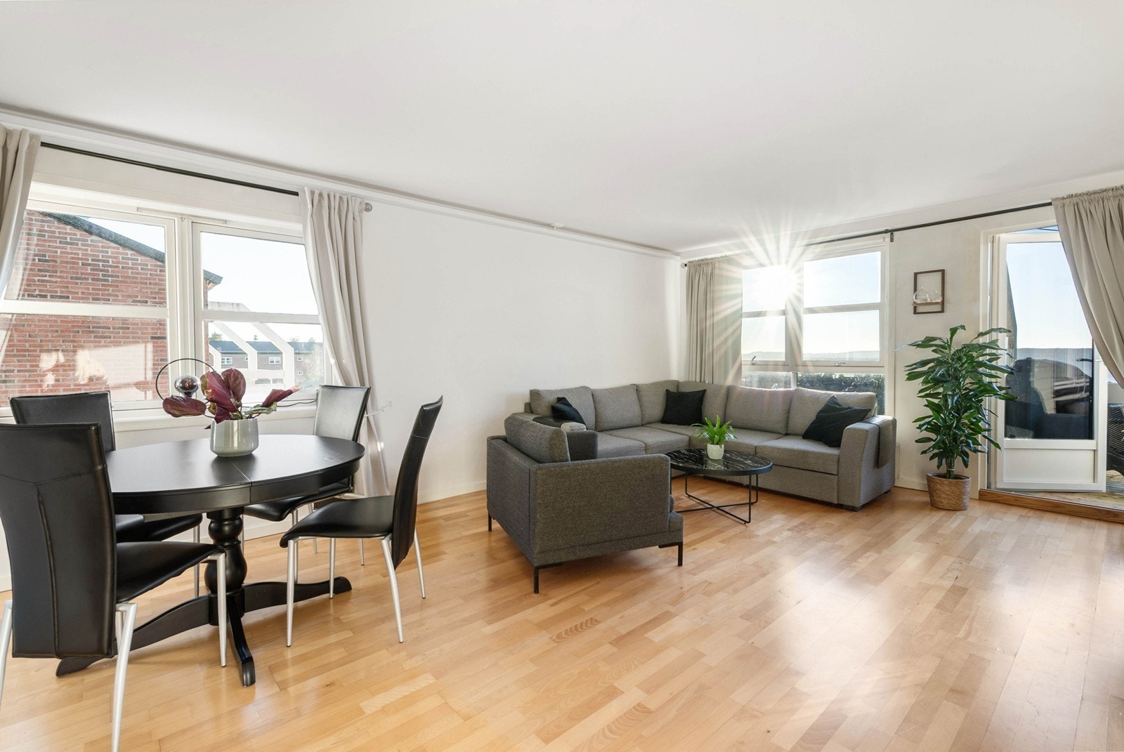 Stue med vinduer på gavl vegg Galleribilde