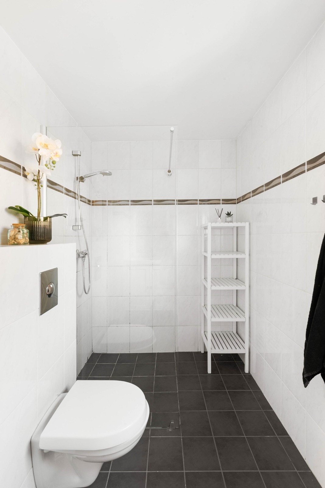 Baderom med wc, Dusjsone og vaskesøyle. Varme i gulv Galleribilde