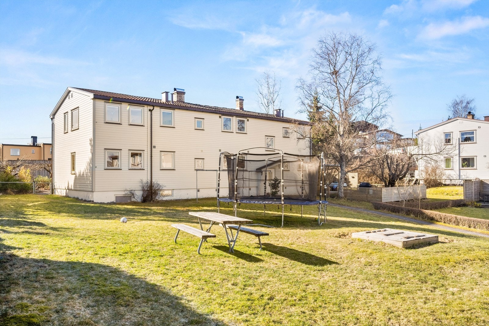 Barnevennlig område med store fellesområder og lekeplasser. Galleribilde