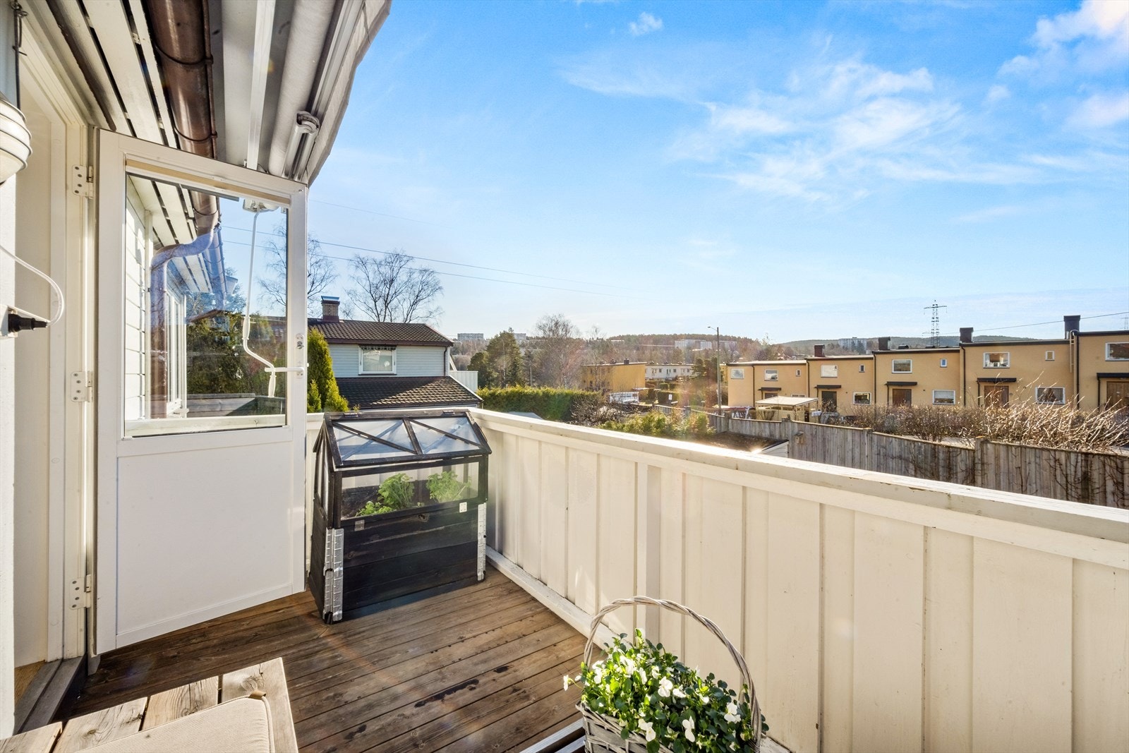 Her er det god plass til sittegruppe, grill og beplantning. Det er montert markise på balkongen. Galleribilde