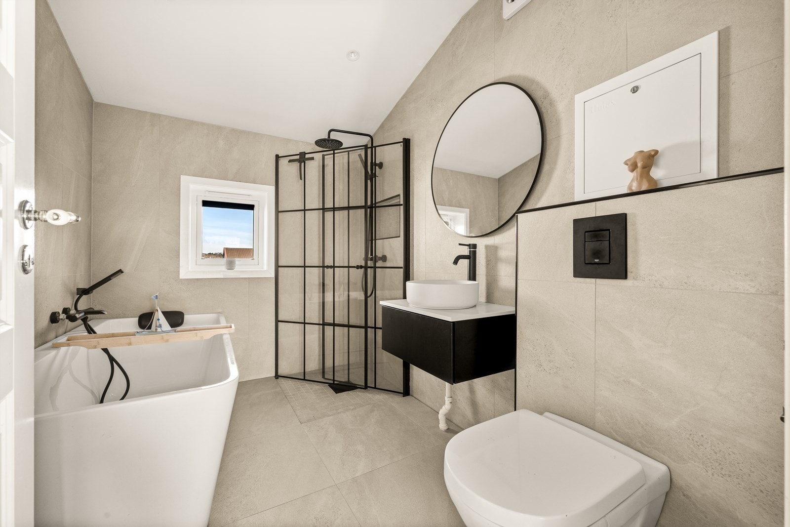Stort, delikat og tidsriktig bad som ble pusset opp i 2021. Badet har flislagte overflater med 60 x 60 fliser, elektrisk gulvvarme og innfelte downlights i himling. Galleribilde