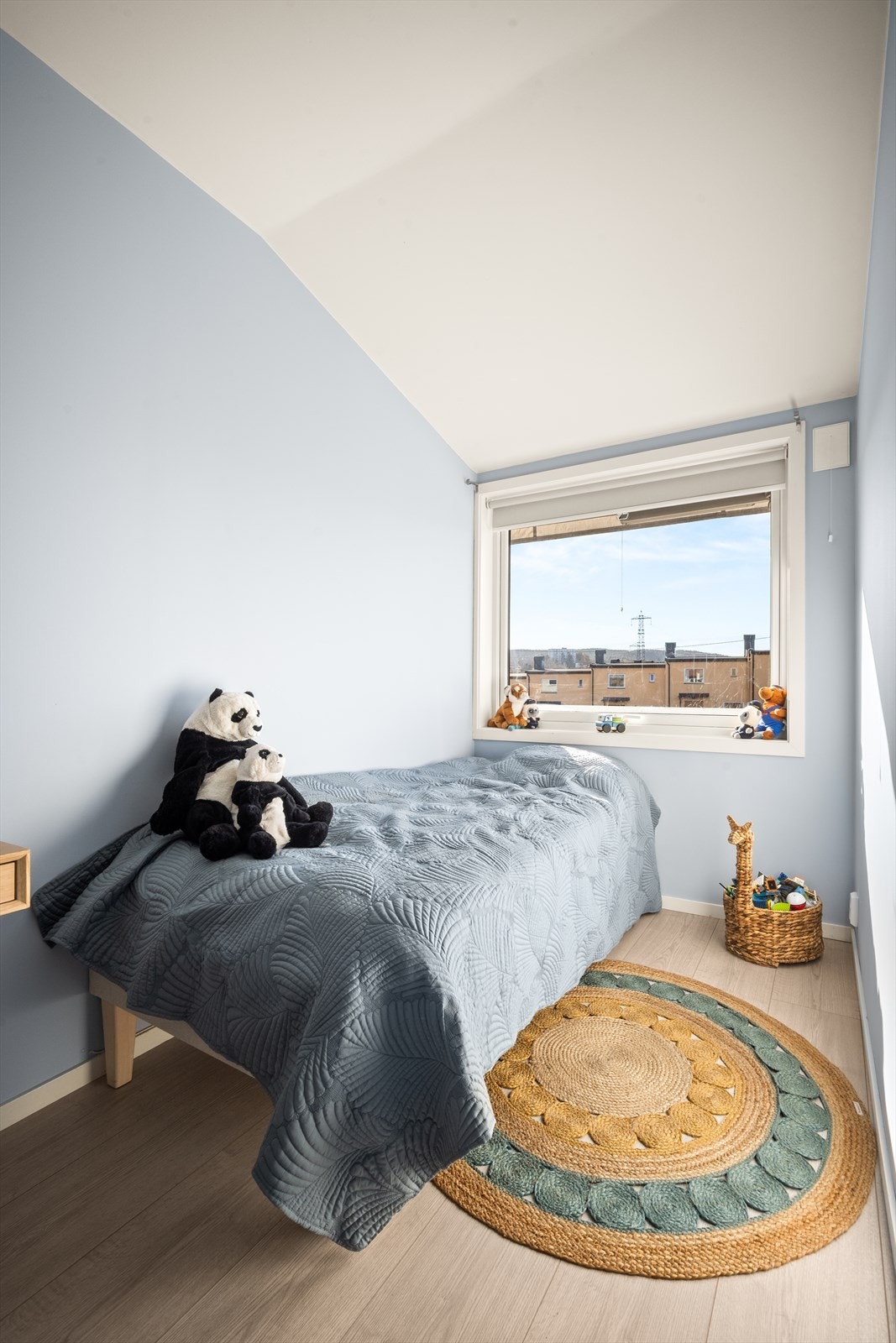 Alle god plass til både seng, skrivepult og skap. Galleribilde
