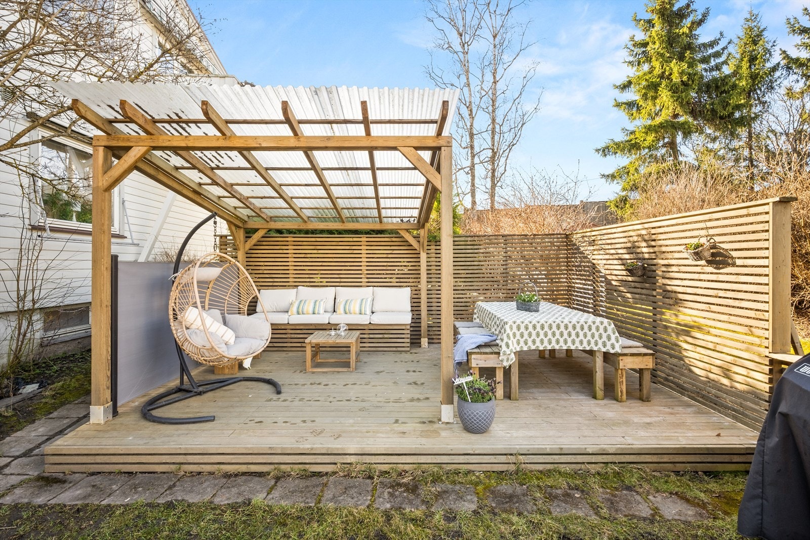 Uteplassen ble oppgradert i 2022 med ny platting, rekkverk og pergola. Her har man gode solforhold (kveldssol) og god plass til flere sittegrupper og beplantning. Galleribilde