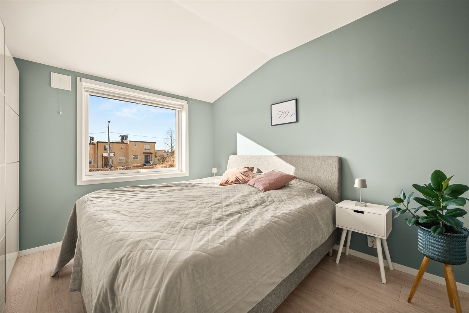 Denne familievennlige boligen har en perfekt planløsning med fire soverom. Galleribilde