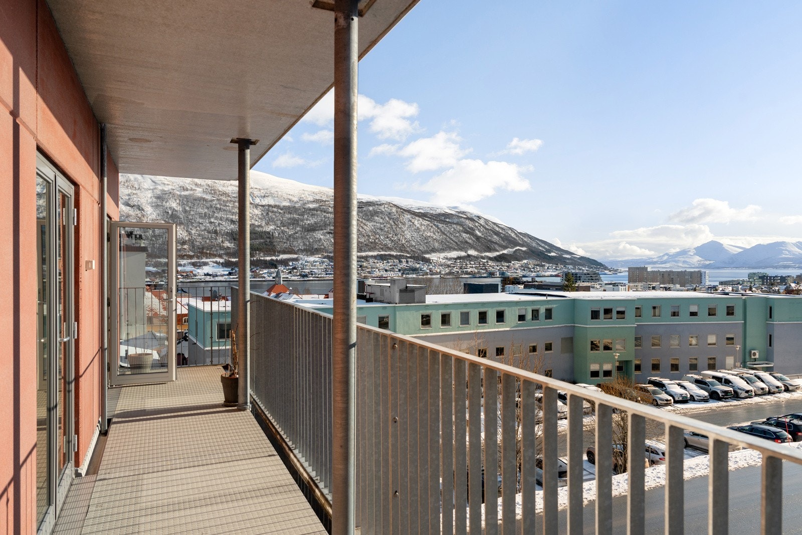 Balkongen byr på gode solforhold - Her kan du nyte later dager i solveggen!