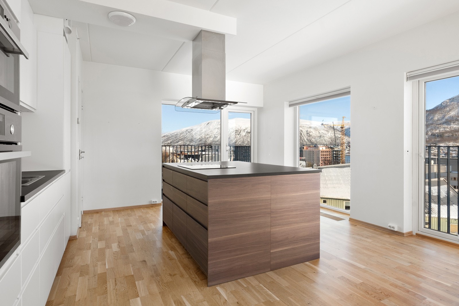 Kjøkkenet fremstår som tidløst og moderne. Det gode lysinnslippet gjør rommet til en hyggelig arbeidssone.