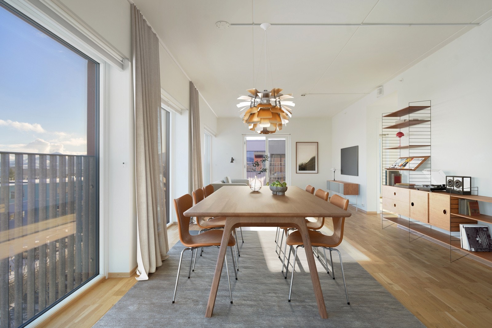 Du har plass til et stort spisebord i tilknytning kjøkken, som gjør rommet til en svært sosial sone som inviterer til hyggelige stunder!