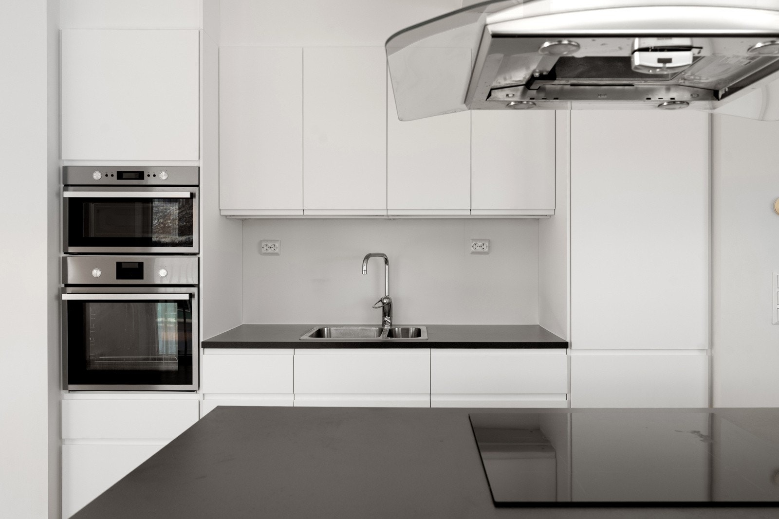 På kjøkkenet finner du helintegrerte hvitevarer som stekeovn, steketopp, oppvaskmaskin og kombinert kjøl- og fryseskap. Det er ellers rikelig med skap- og benkeplass.