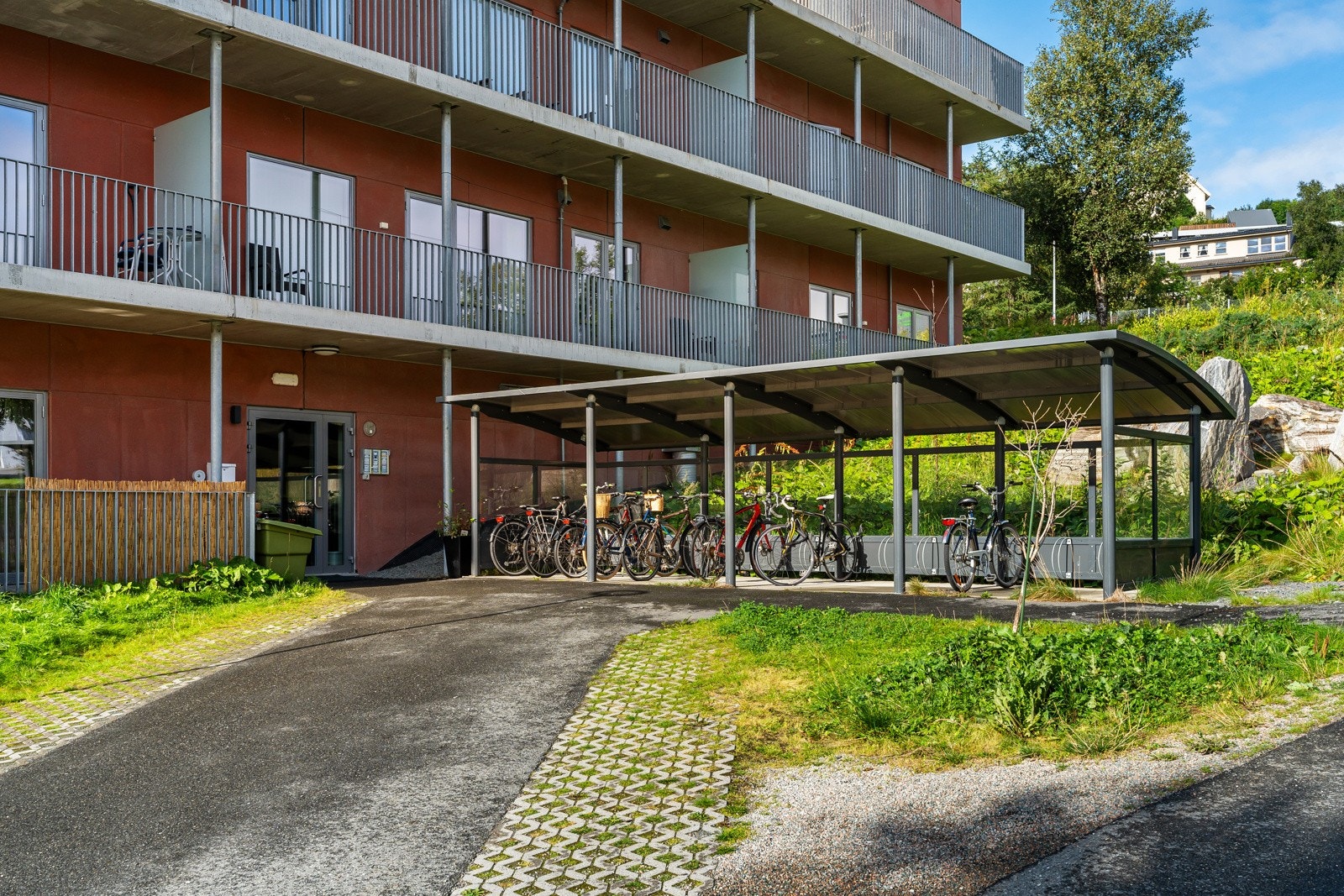 Borettslaget har felles sykkelparkering.