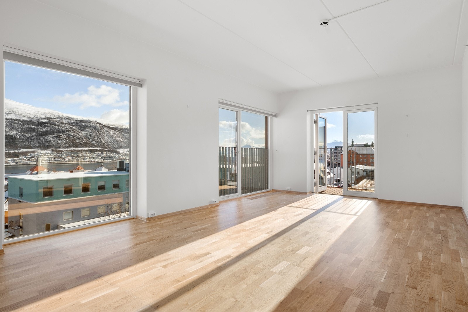 Stuerommet er åpent og lyst med gode møbleringsmuligheter og direkte utgang til en herlig balkong.