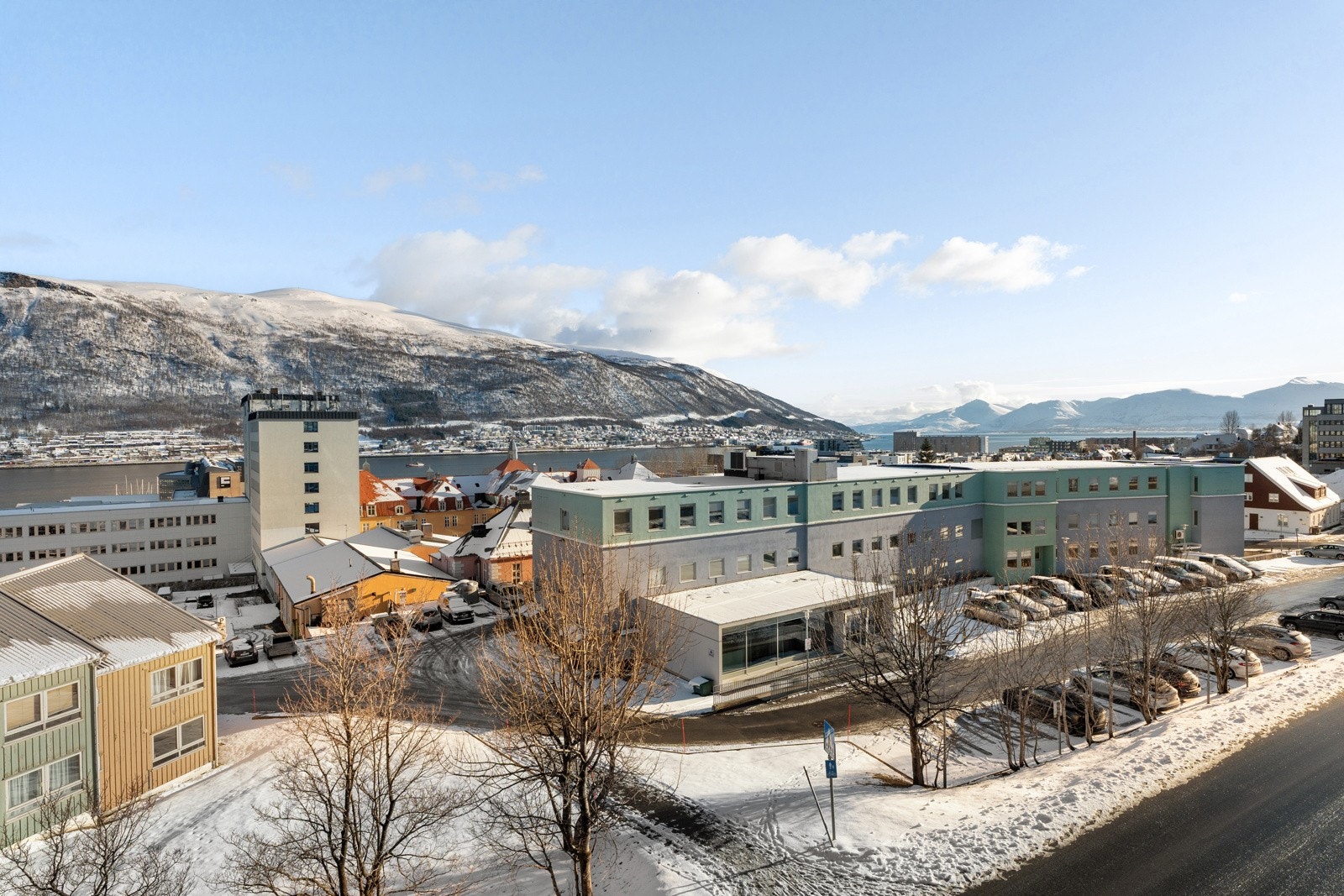 Beliggenheten er rolig og sentrumsnær med kort vei til dagligvarebutikk.