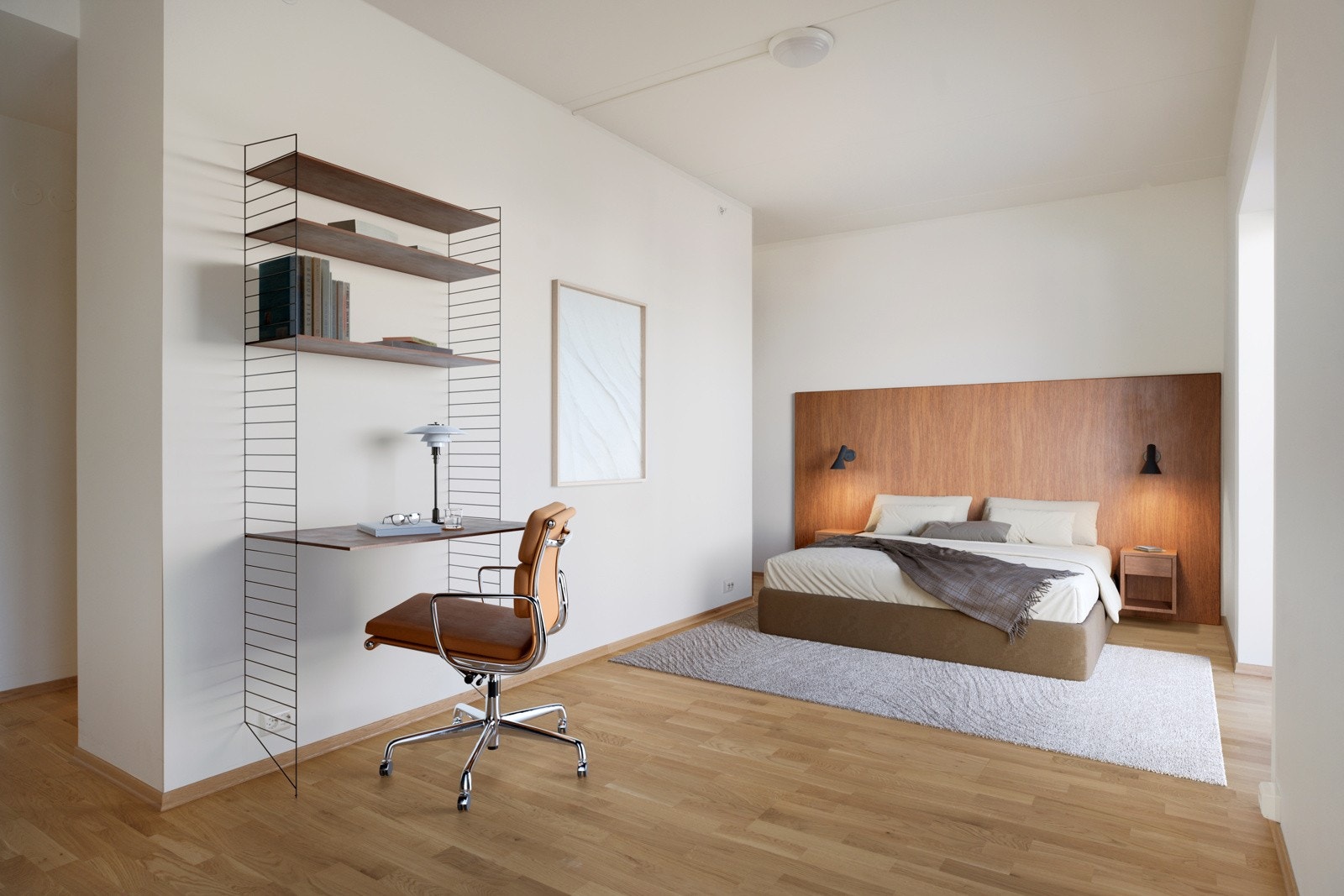 Hovedsoverommet er lyst og luftig, her her du god plass til seng av ønsket størrelse og det du måtte ønske av møblement.