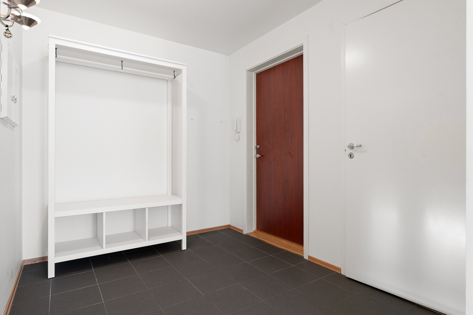 Velkommen inn! Her ønskes du velkommen inn til en fresh, flislagt entré med god plass til å henge av deg yttertøyet.