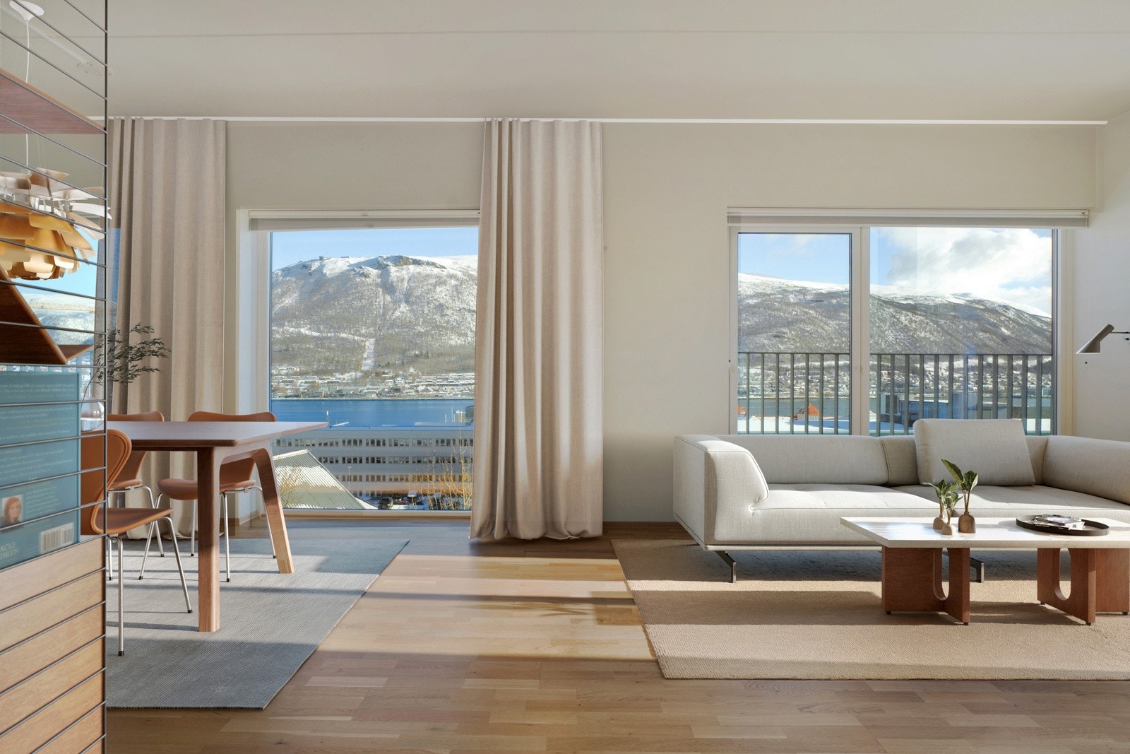 Velkommen inn i stua hvor lyset flommer inn gjennom store vinduer og fremhever rommets åpne og luftig preg.