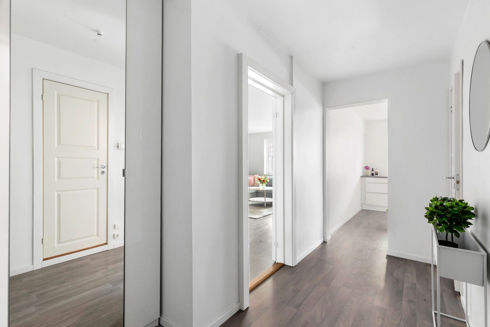 Velkommen inn! Gangen er drøye 8 kvm og er godt utnyttet med garderobe og div. oppheng til ytterklær. Galleribilde