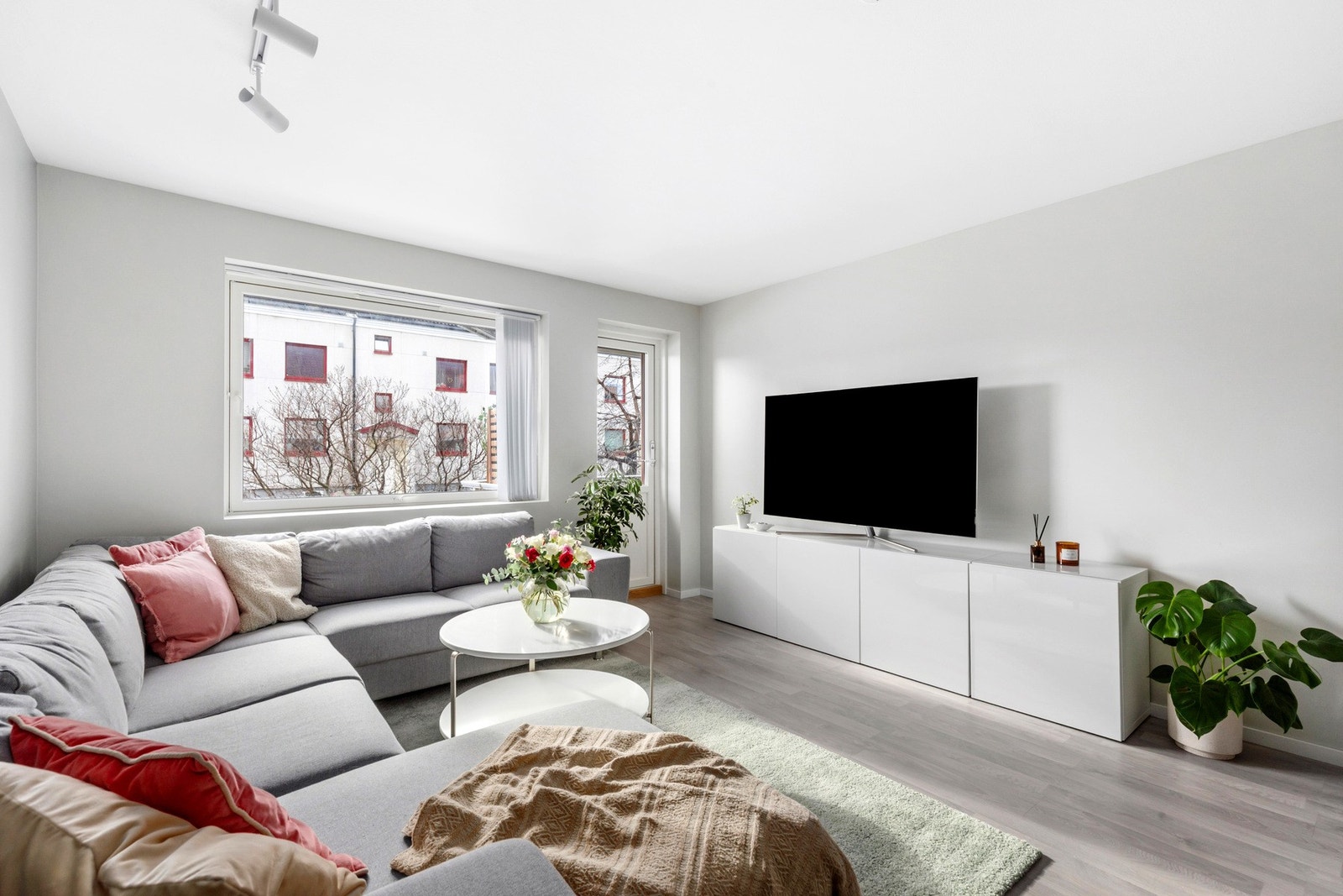 De store vindusflatene gir rikelig med dagslys og en herlig romfølelse. Vinduer og verandadør er skiftet i 2017/2018. Galleribilde