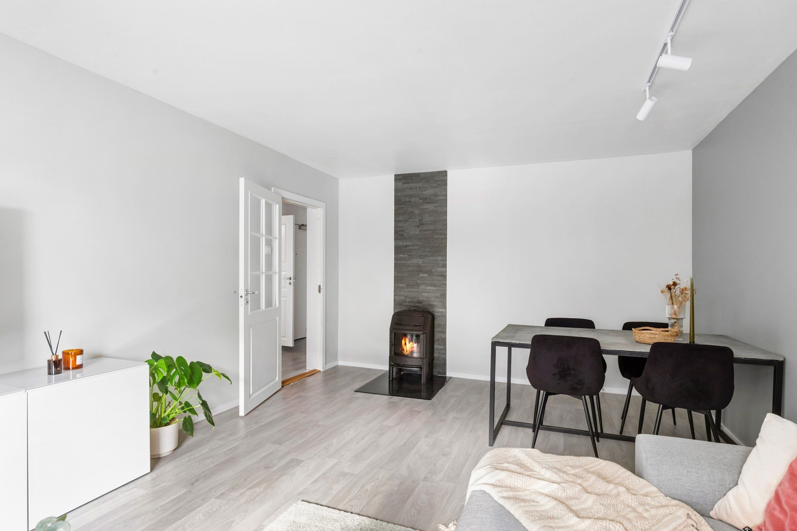 De månedlige felleskostnadene er 5.092,- og dekker avdrag, renter, kommunikasjonspakke, felleskostnader garasje, felleskostander likt fordelt. Ingen dok avg. ved kjøp av andelbolig. Galleribilde