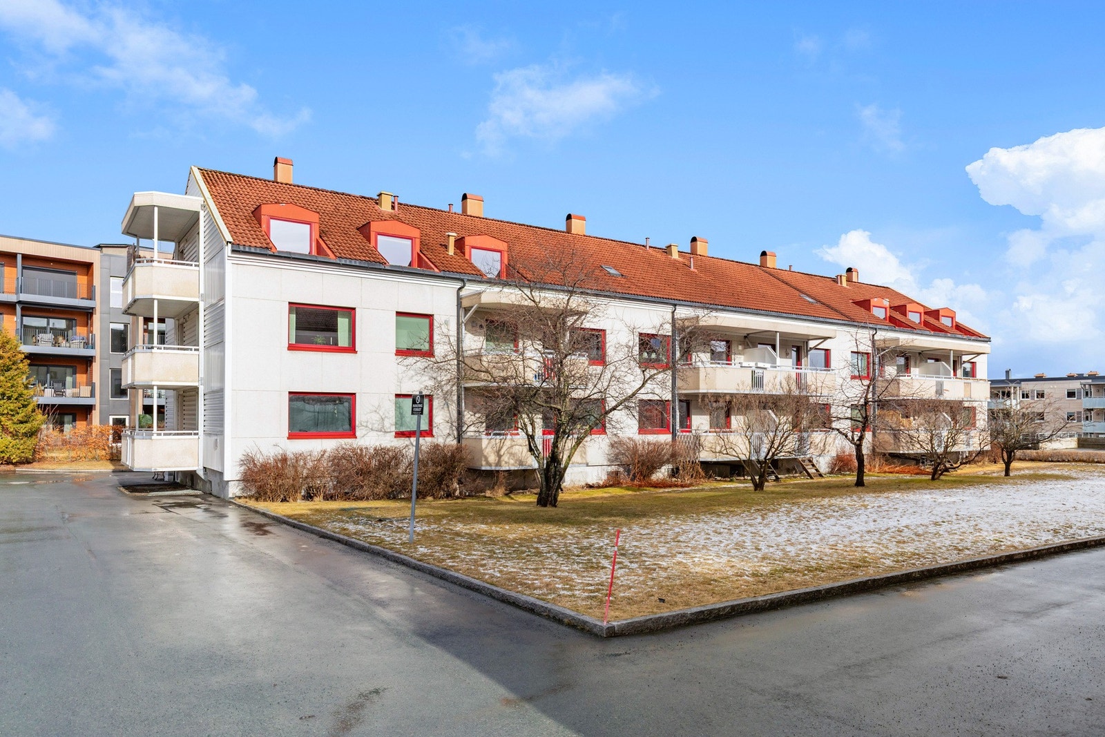 Strindbo borettslag er et etterspurt borettslag da det ligger sentralt til med nærhet til de fleste hverdagsfasiliteter like ved. Godt utgangspunkt for den som benytter kollektivtransport! Galleribilde
