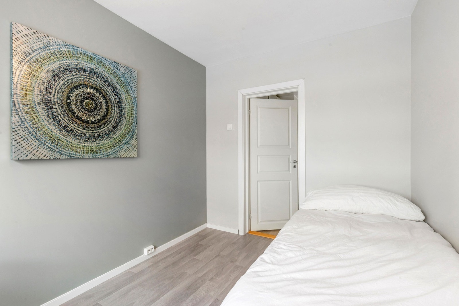 Lyst og trivelig soverom med plass til det aller mest nødvendige. Galleribilde