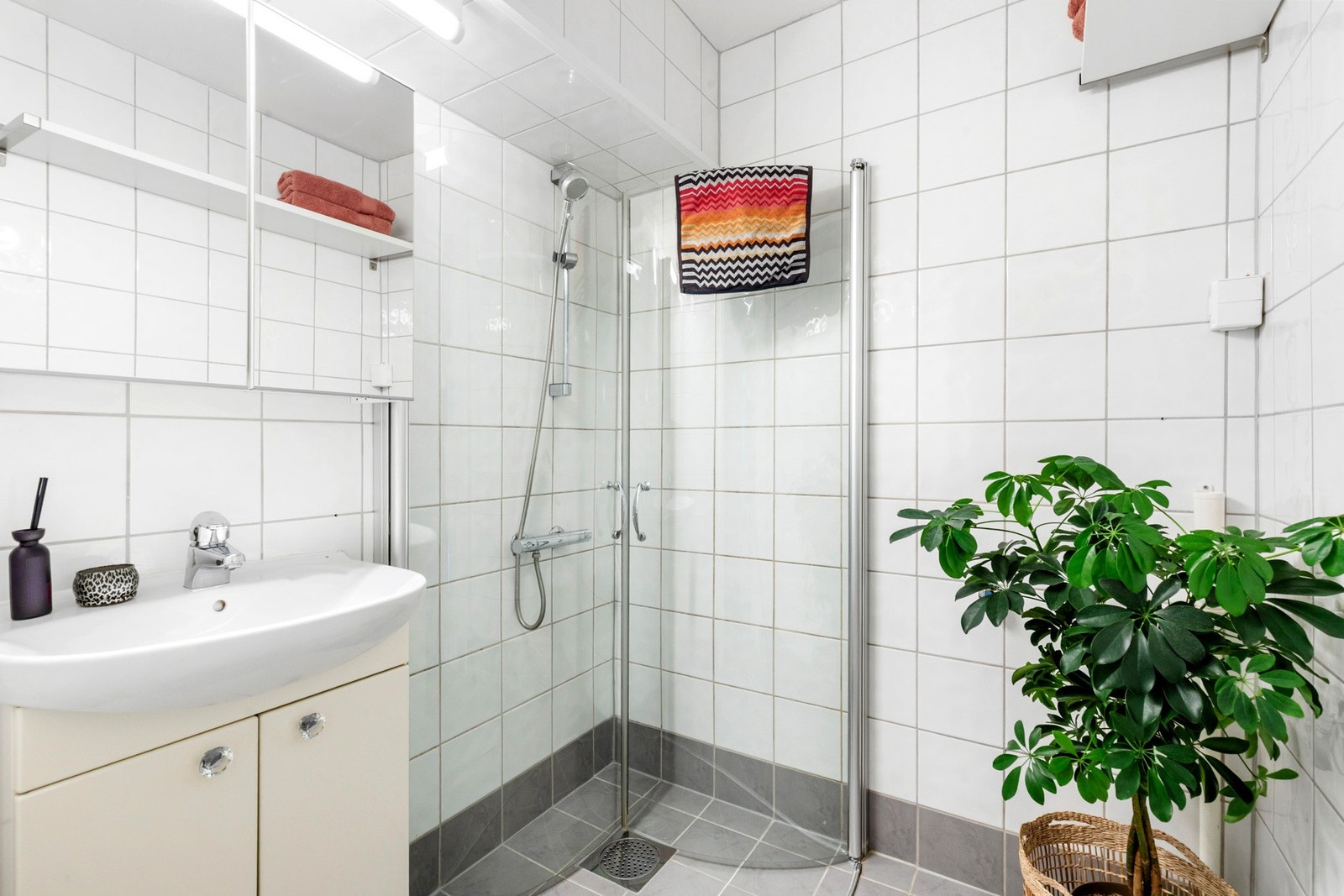 Lyst og helfliset bad med behagelig varme i gulv. Opplegg for vaskemaskin. Galleribilde