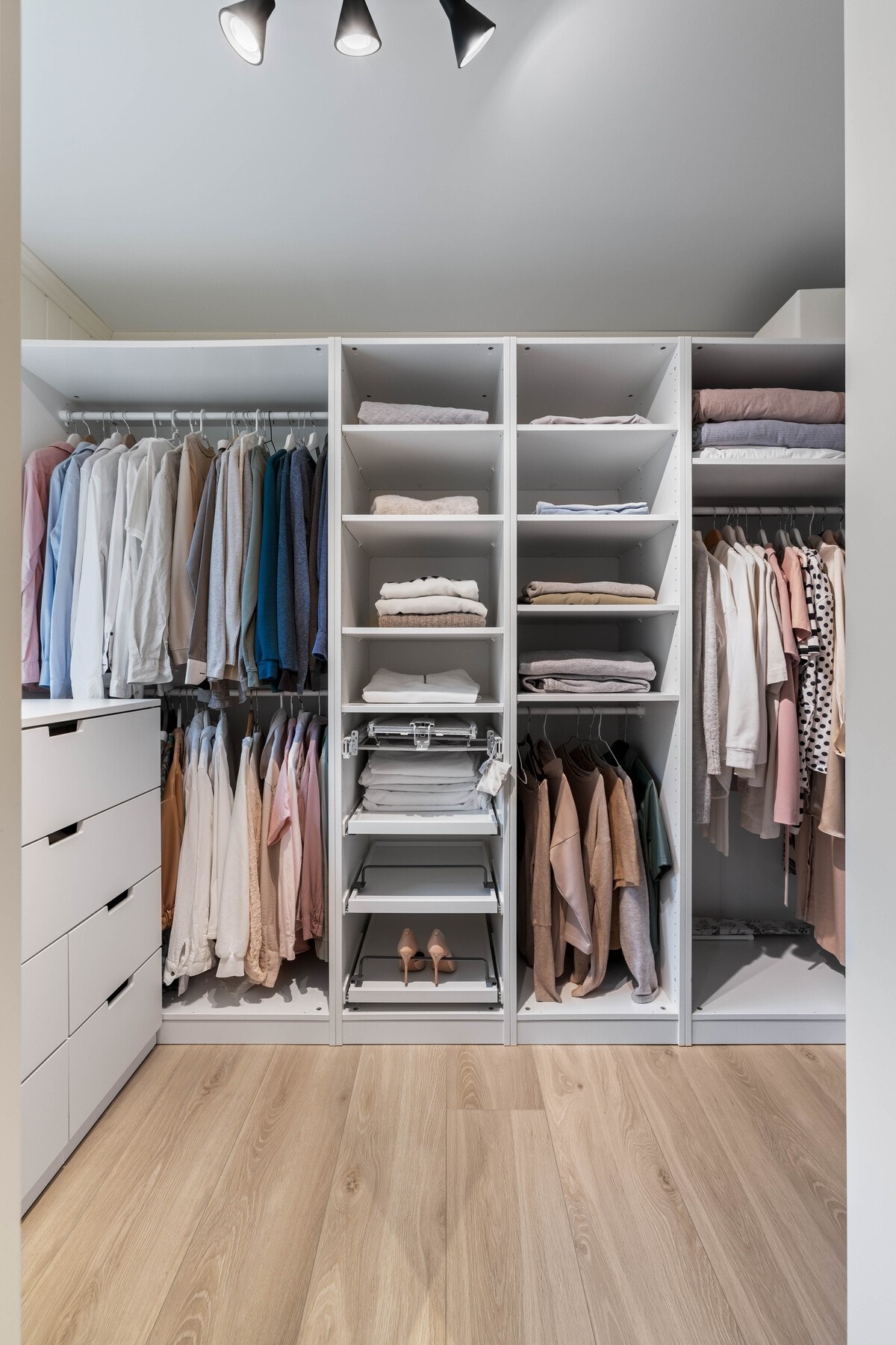 Stor og fin garderobe med masse plass Galleribilde
