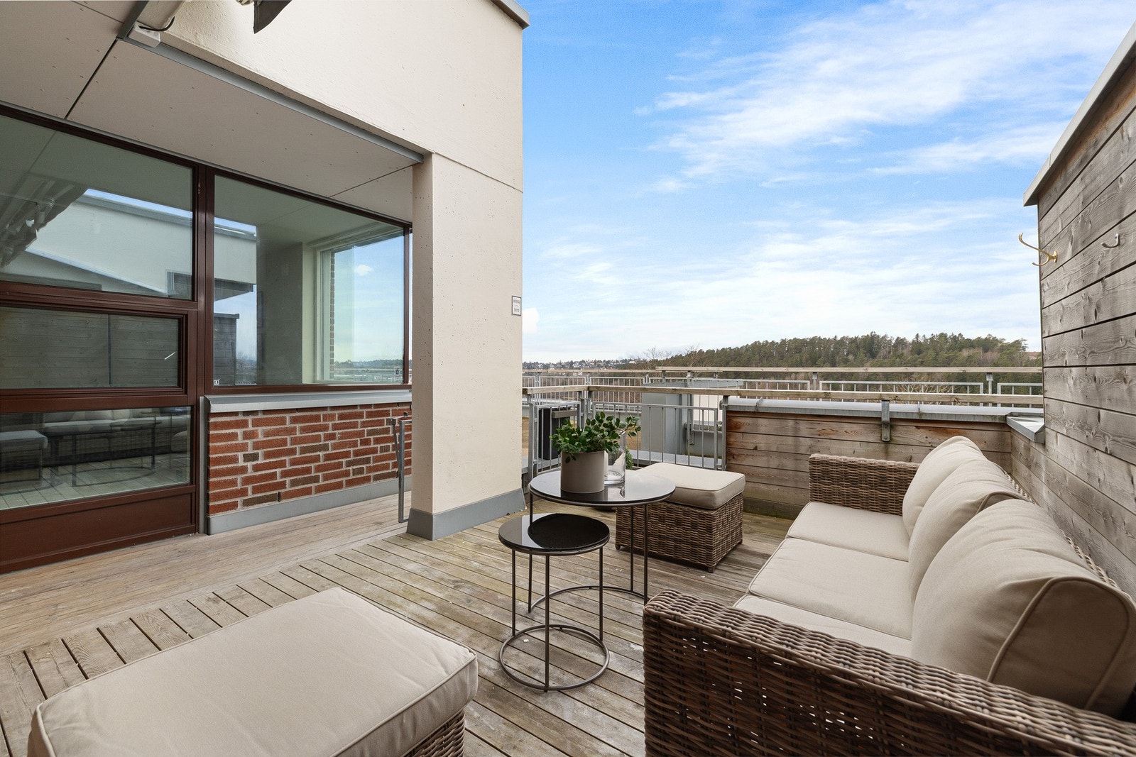 Egen, vestvendt terrasse på hele 15 m2. Galleribilde