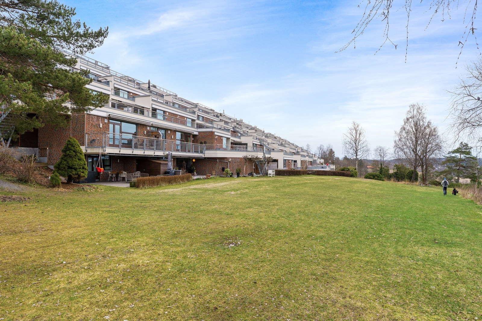 Veldrevet borettslag med vaktmestertjenester. Flott plen foran borettslagets fasade. Galleribilde