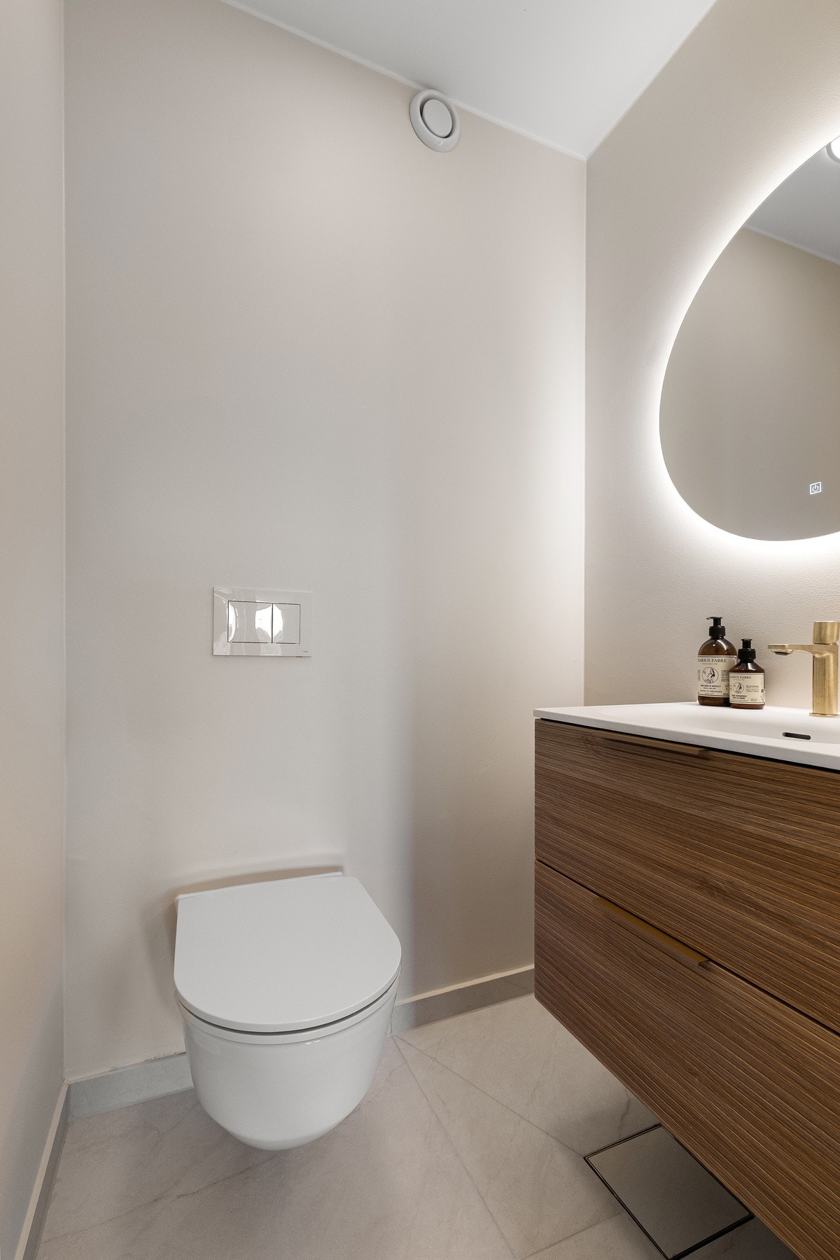 Maksimal komfort med 2 toaletter. Tile insert sluk i samme flis som gulvet. Galleribilde