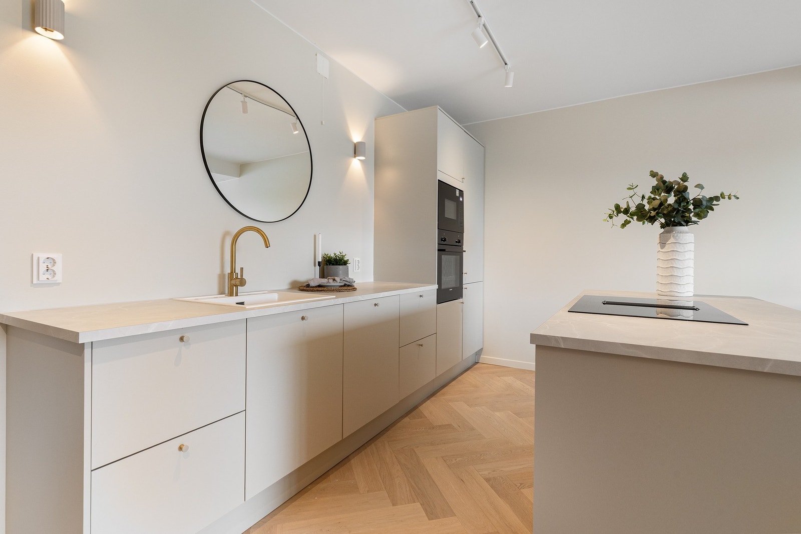 Nytt og lekkert kjøkken fra danske HTH med integrerte hvitevarer. Galleribilde