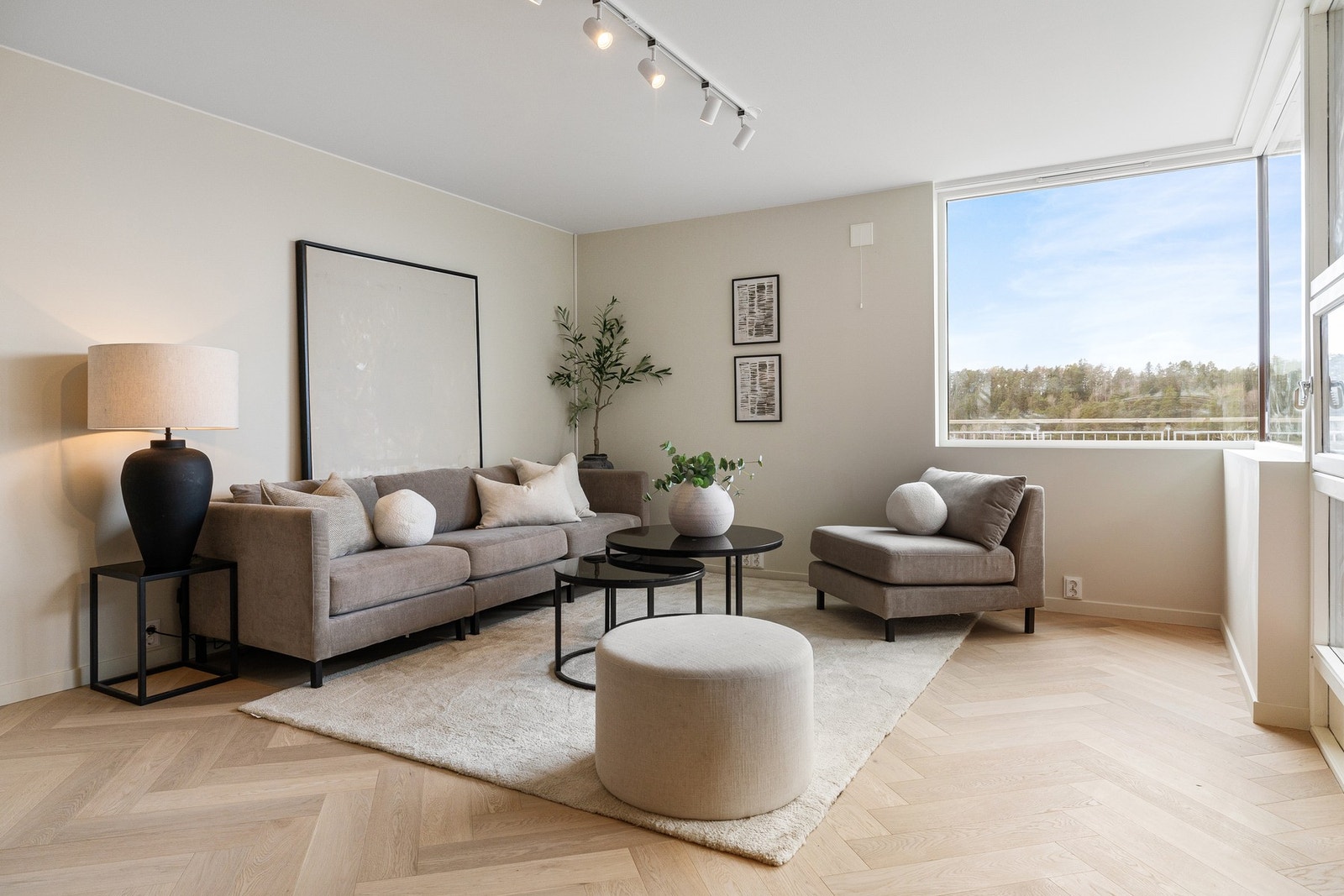 Leiligheten ligger vestvendt med upåklagelig utsikt og optimale solforhold. Galleribilde