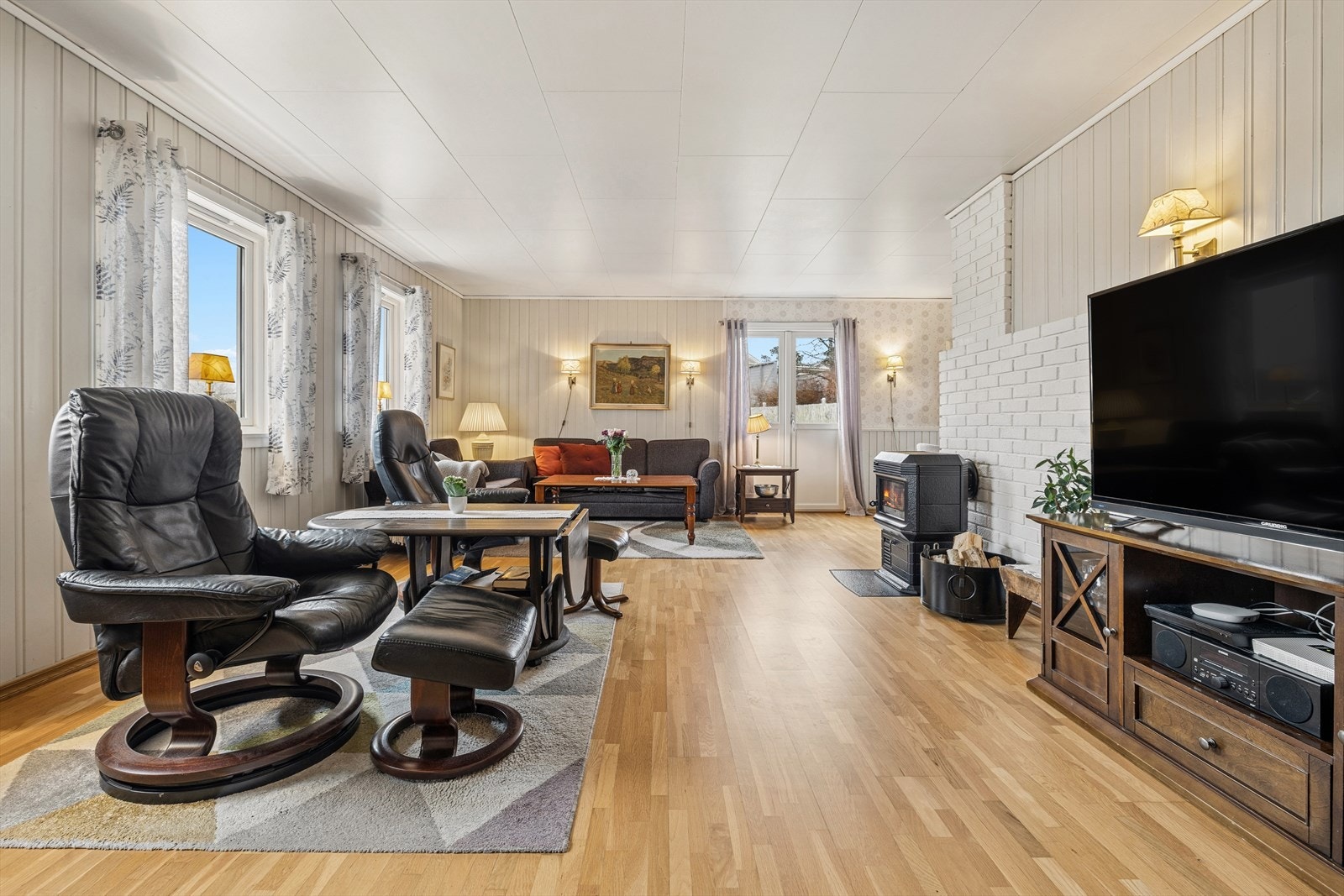 Romslig stue med god plass til både sofa og spisebord. Galleribilde