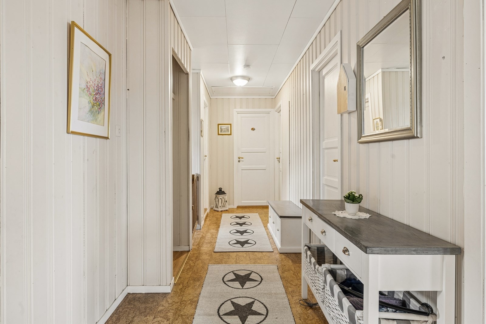 Entré og gang med plass for garderobe- og opphengsløsninger. Galleribilde