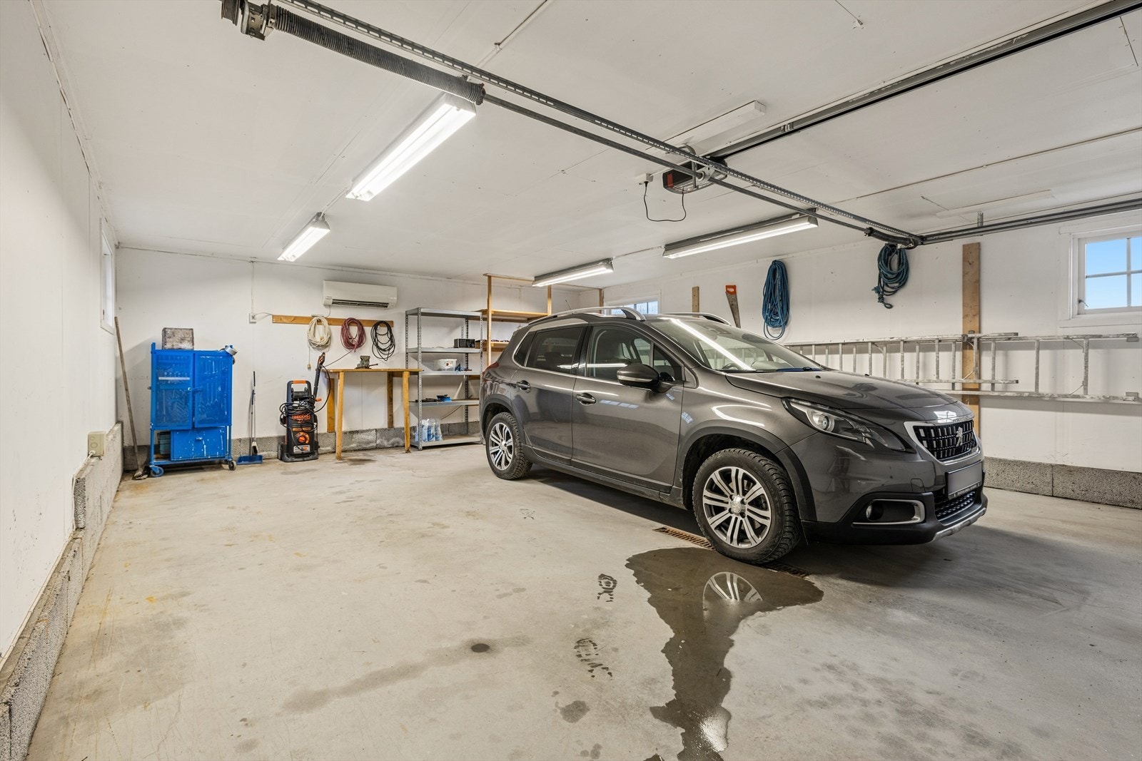 Plass for to biler og diverse utstyr, verktøy etc. Isolert og varmepumpe. Galleribilde
