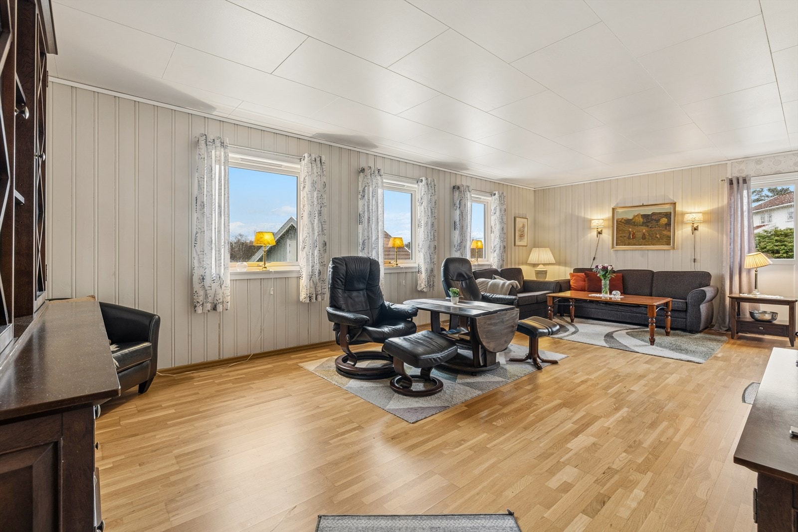 Vi beveger oss videre inn i en lys og koselig stue med gode vindusflater. Galleribilde